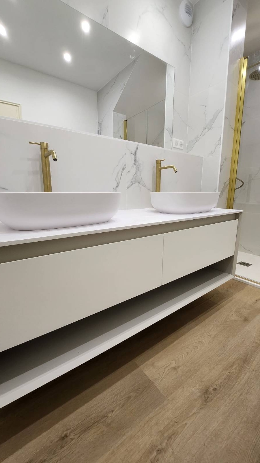 Rénovation d'une salle de bain moderne à Sète 34200 dans l'Hérault