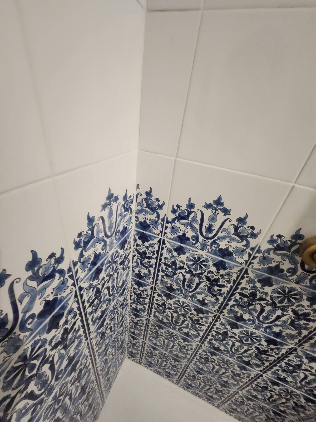 Décorer une petite salle de bain fonctionnelle à Sète 34200 dans l'Hérault