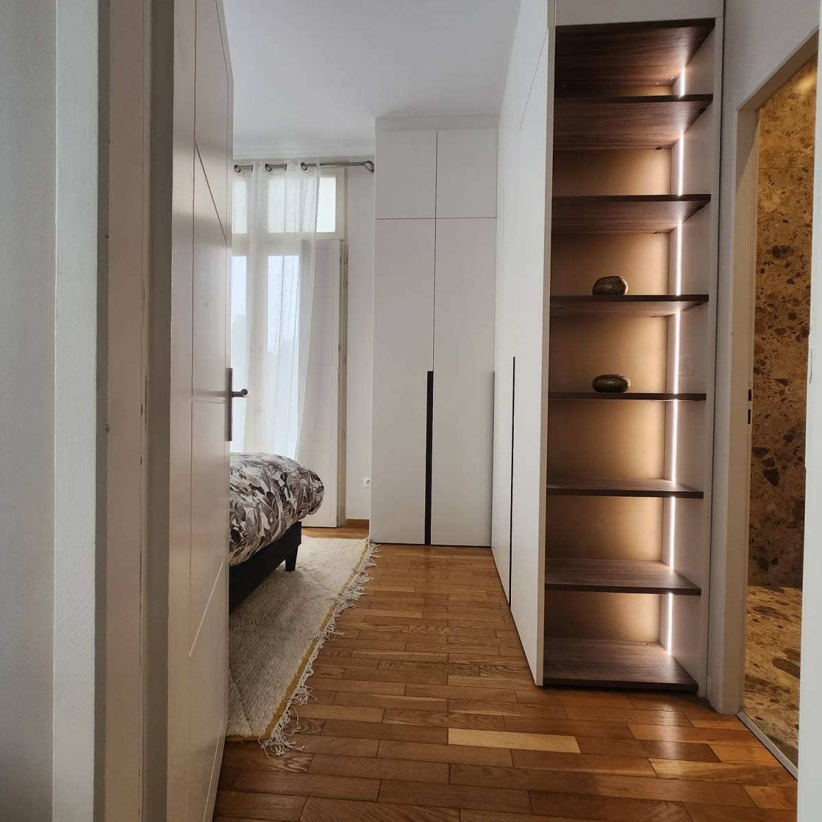 Conception de dressing sur mesure pour une suite parentale par un architecte d'intérieur à Sète dans l'Hérault 34200