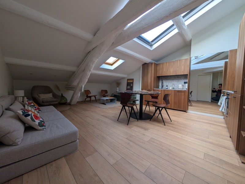 Cuisine sur mesure premium dans un appartement à Sète, avec une conception personnalisée et un travail précis sur les volumes et les finitions.