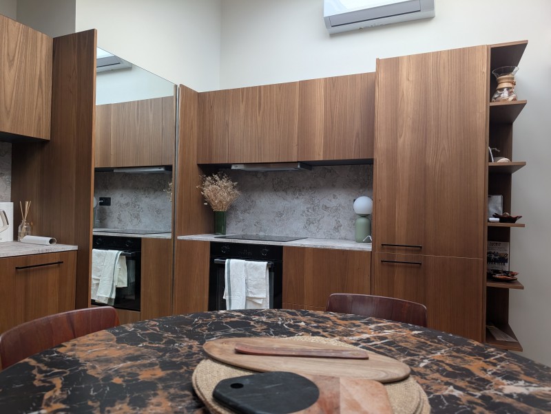 Cuisine contemporaine sur mesure à Sète – Quartier des Halles, conçue pour optimiser l’espace et sublimer l’appartement.