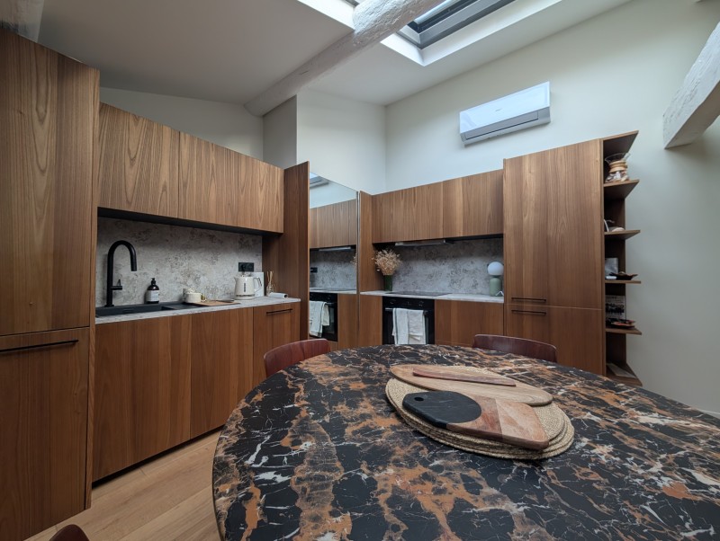 Réalisation d’une cuisine haut de gamme dans un appartement à Sète, alliant esthétique contemporaine et confort d’utilisation au quotidien.