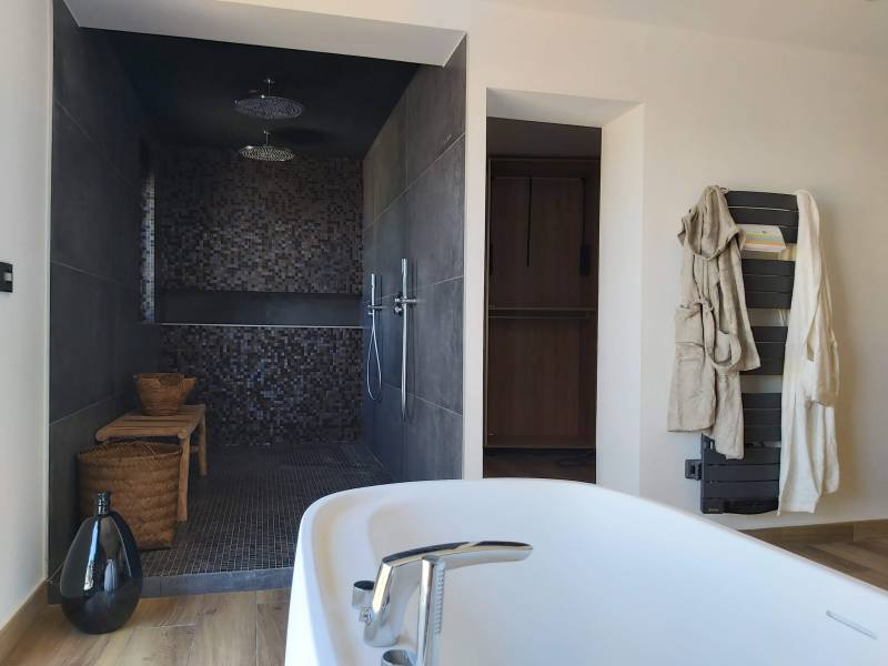 Décorer sa salle de bain parentale avec une baignoire ilot face à l'étang de Thau à Sète 34200 dans l'Hérault