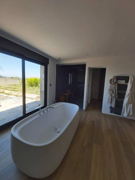 Aménager une salle de bain parentale avec une baignoire ilot face à l'eau à Sète 34200 dans l'Hérault