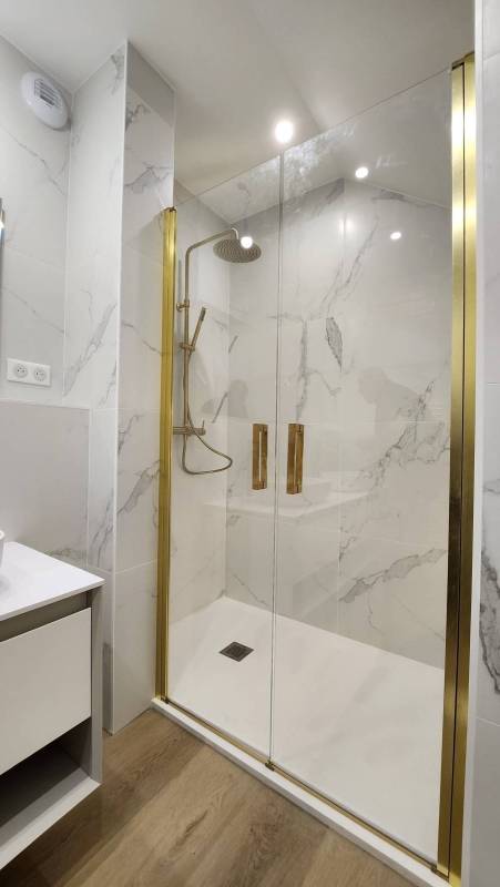 Décorer une salle de bain moderne à Sète 34200 dans l'Hérault