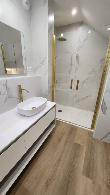 Décorer une salle de bain moderne à Sète 34200 dans l'Hérault