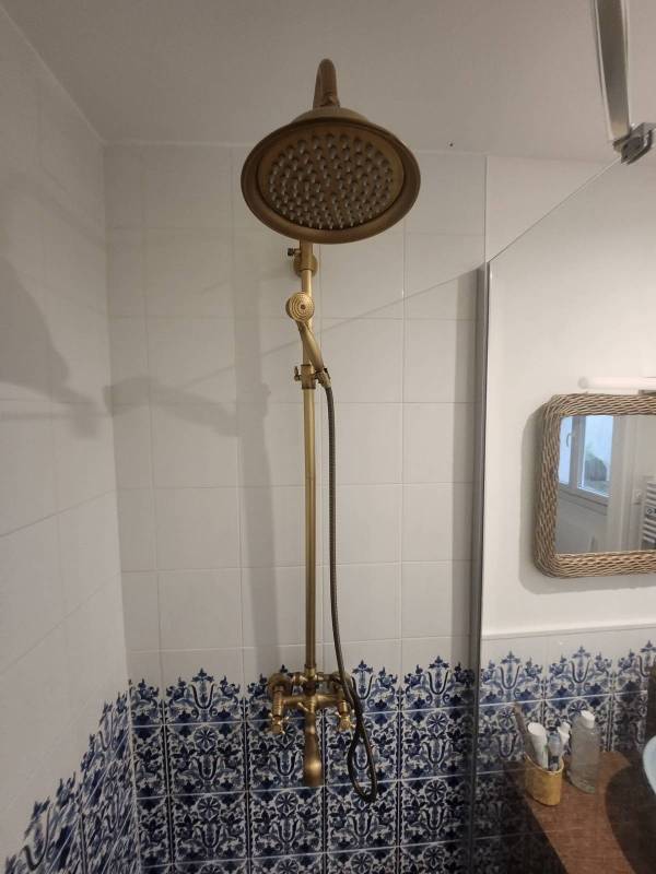 Décorer une petite salle de bain fonctionnelle à Sète 34200 dans l'Hérault