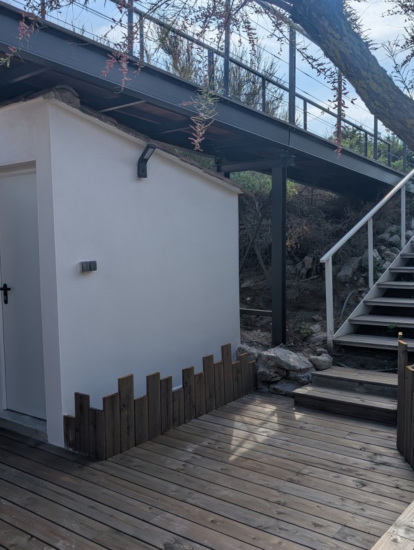 Îlot central convivial pour apéritifs et barbecues dans un pool house à Marseillan proche d'Agde 34300