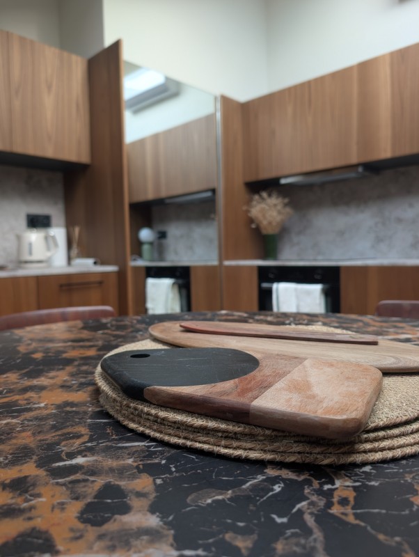 Cuisine sur mesure haut de gamme à Sète, conçue pour un appartement du quartier des Halles, avec des matériaux nobles et un agencement optimisé.