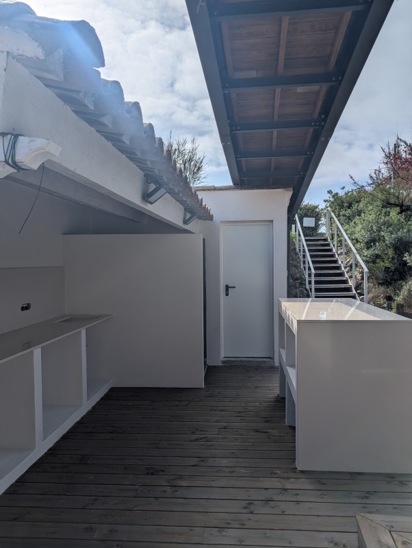 Douche extérieure pratique après baignade à Sète 34200 dans l'Hérault intégrée au pool house