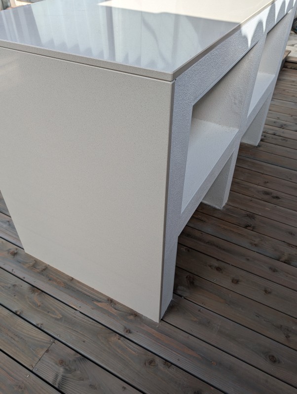 Douche extérieure pratique après baignade à Béziers 34500 en Occitanie intégrée au pool house