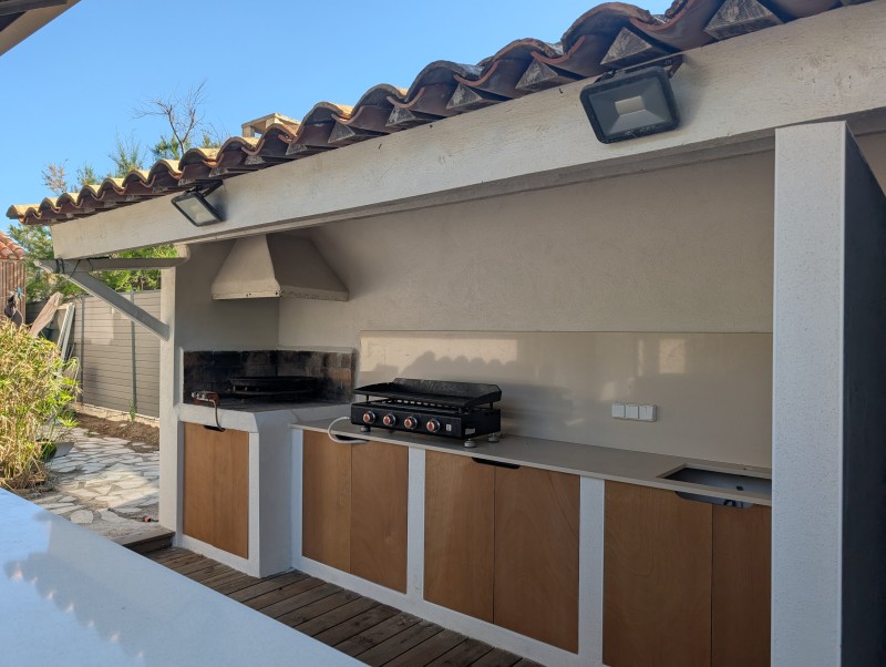 Douche extérieure pratique après baignade à Frontignan Plage intégrée au pool house