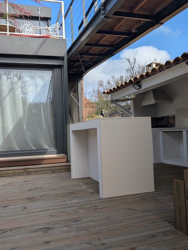 Douche extérieure pratique après baignade à Marseillan proche d'Agde 34300 intégrée au pool house