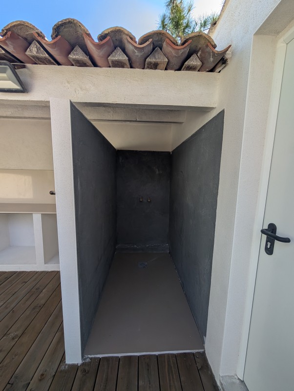 Îlot central convivial pour apéritifs et barbecues dans un pool house à Marseillan proche d'Agde 34300