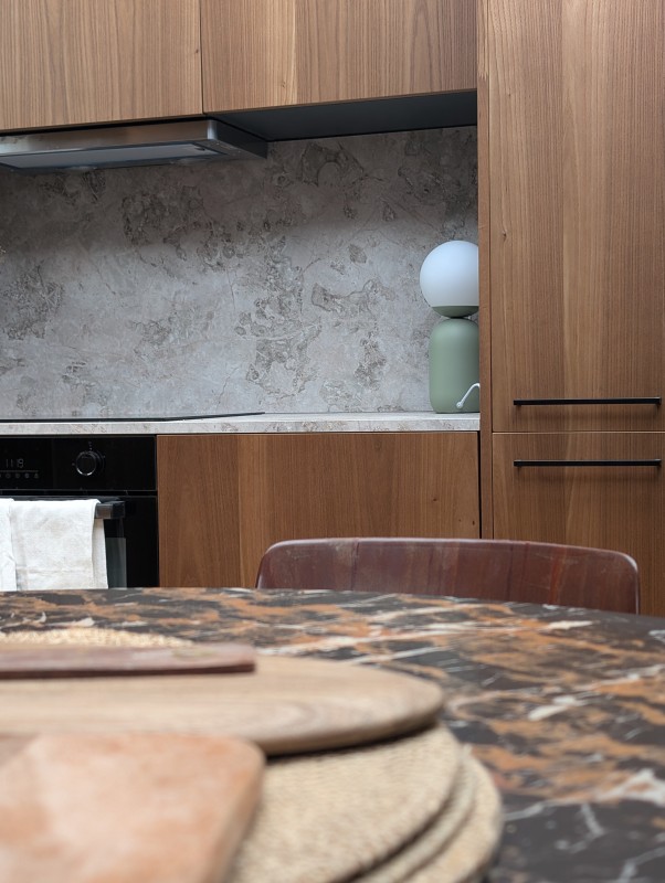 Cuisine équipée haut de gamme sur mesure à Sète, réalisée dans un appartement du quartier des Halles : design contemporain, finitions soignées et optimisation des volumes.