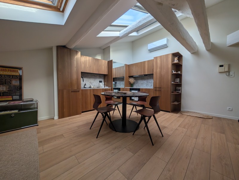 Réalisation d’une cuisine équipée haut de gamme à Sète, quartier des Halles, pensée pour allier fonctionnalité, ergonomie et esthétisme.