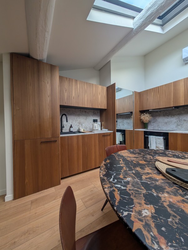 Projet de cuisine équipée design à Sète, quartier des Halles : lignes épurées, rangements intelligents et électroménager intégré.