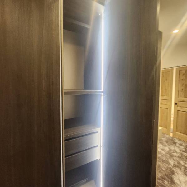 Conception de mobilier design et dressing sur mesure pour ma chambre parentale à Béziers 34500 en Occitanie 