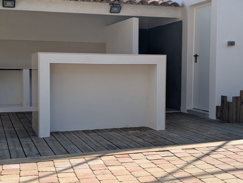 Cuisine extérieure sur-mesure à Béziers 34500 en Occitanie avec plan de travail en granit LUISINA et cuve inox.