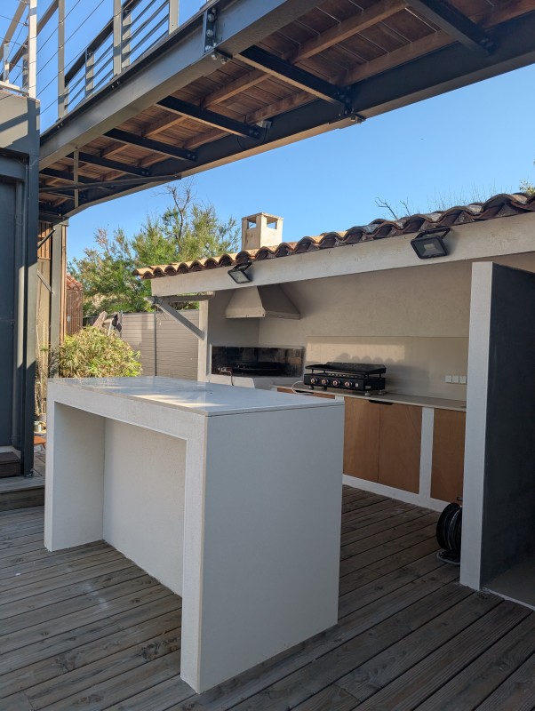 Cuisine extérieure sur-mesure à Sète 34200 dans l'Hérault avec plan de travail en granit LUISINA et cuve inox.