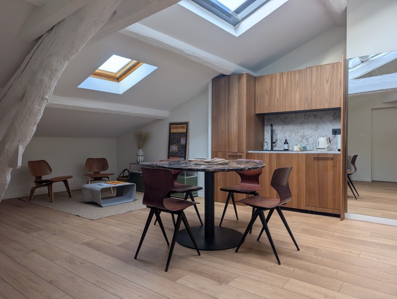 Aménagement de cuisine équipée dans un appartement à Sète, avec un design sobre et raffiné adapté à un habitat urbain haut de gamme.